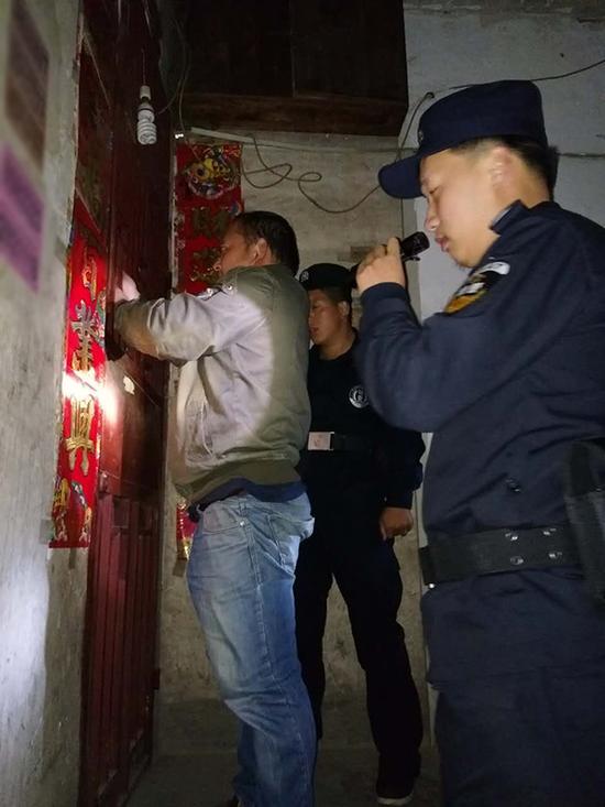 伊犁粗心妈妈误将幼女锁家中 民警全城寻开锁师傅开门