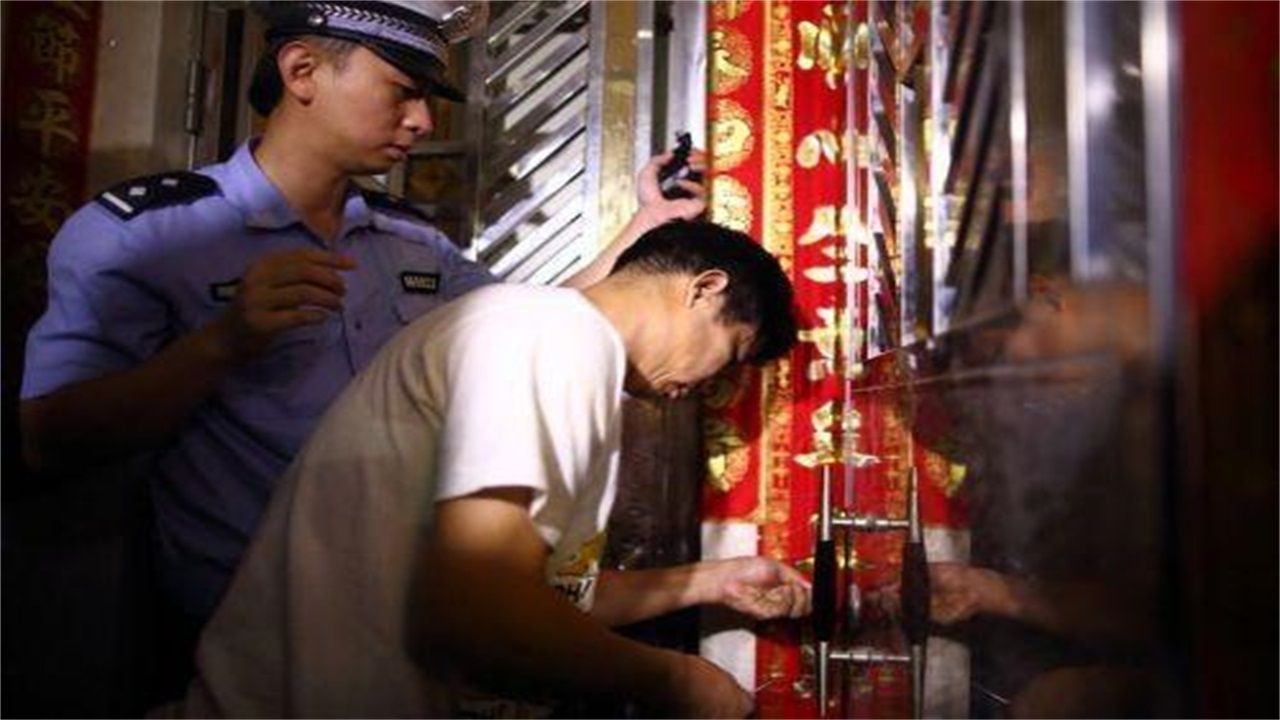 伊犁请开锁师傅开了锁后，师傅为什么一般都不进门，就算主人请也不进去？